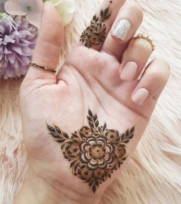 Easy Mehndi Design is loved by young girls