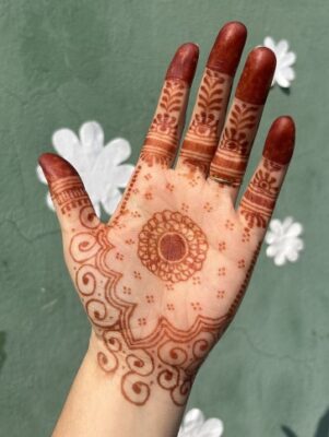 Easy Mehndi Design keeps the look simple