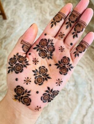 Easy Mehndi Design looks great in photos
