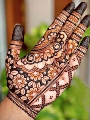 Easy Mehndi Design looks simple and beautiful
