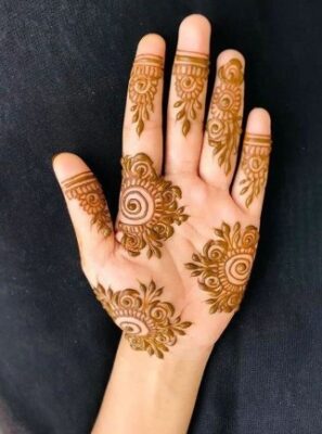 Easy Mehndi Design suits all age groups