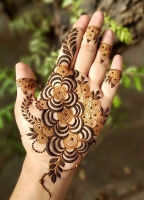 Easy Mehndi Design suits daily wear