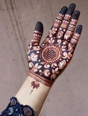 Finger Mehndi Design looks neat and attractive