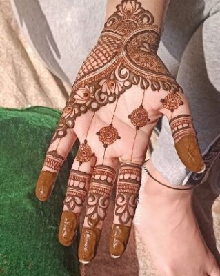 Floral Mehndi Design looks soft and graceful