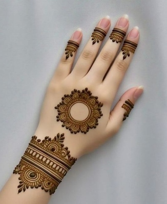 Floral Mehndi Design looks soft and graceful