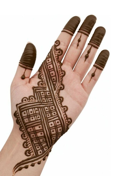 Floral patterns enhance a Simple Mehndi Design
