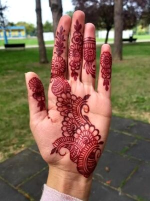 Front Hand Simple Mehndi Design adds soft beauty