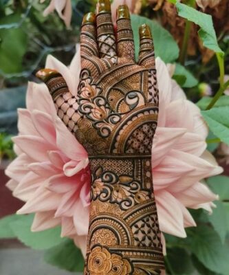 Front Hand Simple Mehndi Design enhances hand elegance
