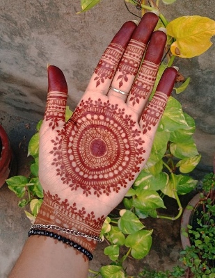 Front Hand Simple Mehndi Design enhances hand elegance