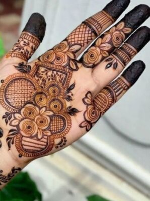 Front Hand Simple Mehndi Design fits modern fashion trends
