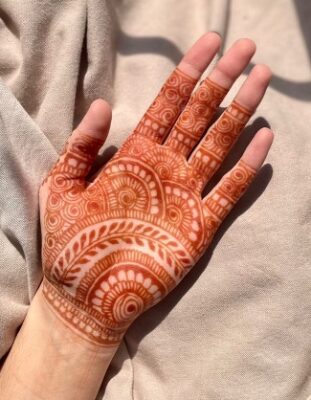 Front Hand Simple Mehndi Design gives a fresh look