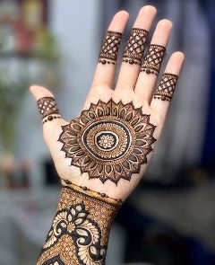 Front Hand Simple Mehndi Design gives a fresh look