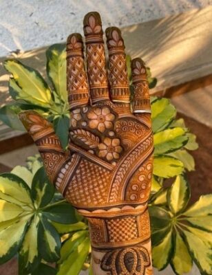 Front Hand Simple Mehndi Design gives a fresh look
