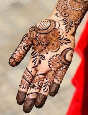 Front Hand Simple Mehndi Design gives a neat appearance