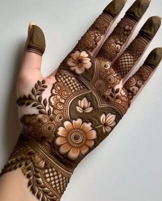 Front Hand Simple Mehndi Design gives a soft and classy touch