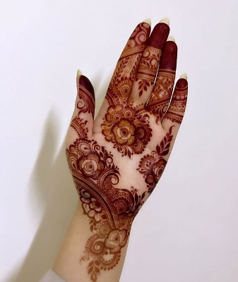 Front Hand Simple Mehndi Design has minimal patterns