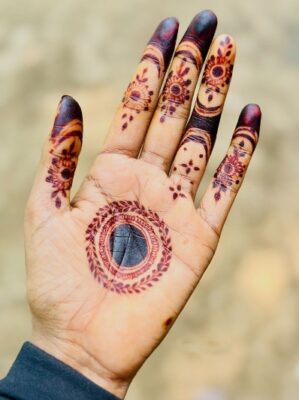 Front Hand Simple Mehndi Design has minimal patterns