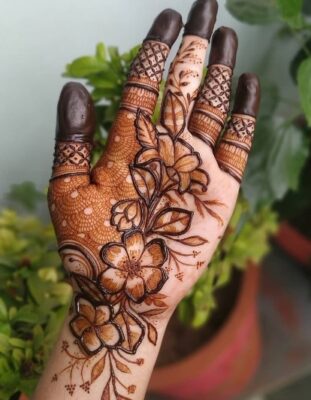 Front Hand Simple Mehndi Design has minimal patterns