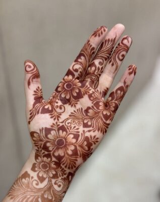 Front Hand Simple Mehndi Design is easy to apply