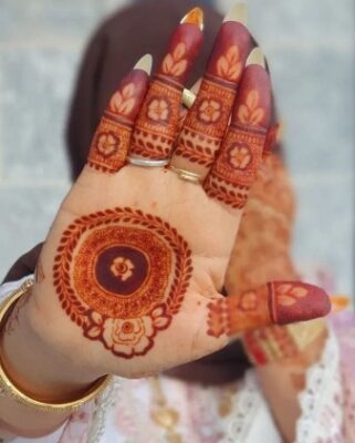 Front Hand Simple Mehndi Design is easy to apply