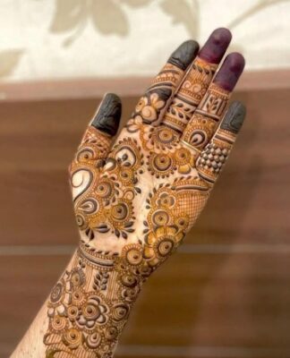 Front Hand Simple Mehndi Design is easy to apply