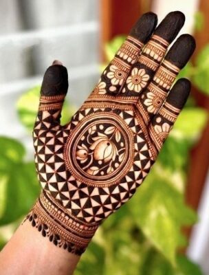 Front Hand Simple Mehndi Design is ideal for quick events