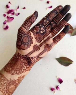 Front Hand Simple Mehndi Design is loved by young girls
