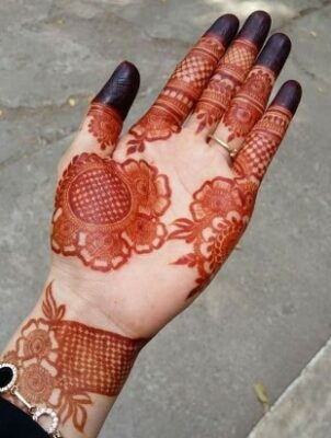 Front Hand Simple Mehndi Design is loved by young girls