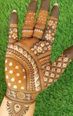 Front Hand Simple Mehndi Design is loved by young girls