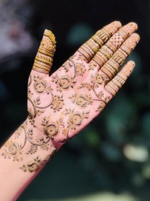 Front Hand Simple Mehndi Design is loved by young girls