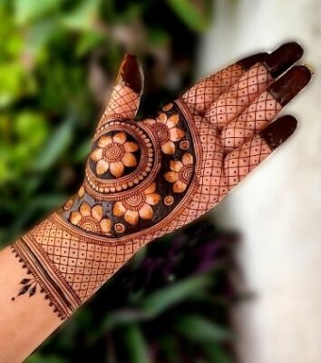 Front Hand Simple Mehndi Design is perfect for beginners