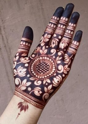 Front Hand Simple Mehndi Design is simple yet attractive