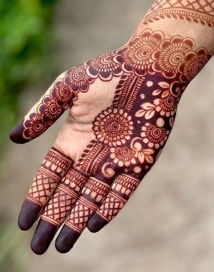 Front Hand Simple Mehndi Design is suitable for kids