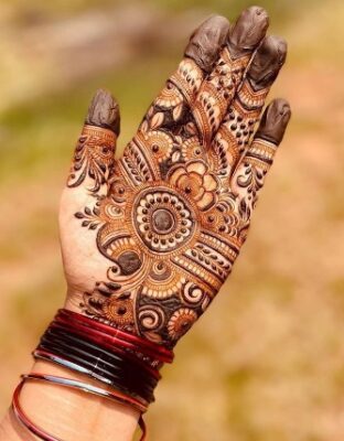 Front Hand Simple Mehndi Design is trendy and graceful