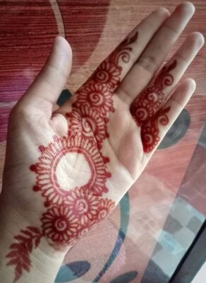 Front Hand Simple Mehndi Design is trendy and graceful
