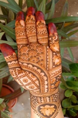 Front Hand Simple Mehndi Design is trendy and stylish
