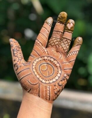 Front Hand Simple Mehndi Design keeps the look minimal