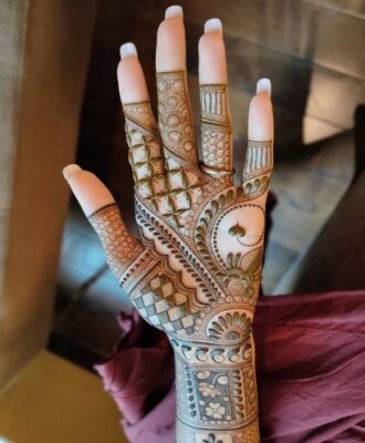 Front Hand Simple Mehndi Design keeps the look minimal