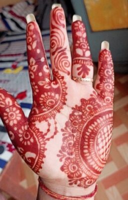Front Hand Simple Mehndi Design keeps the look minimal