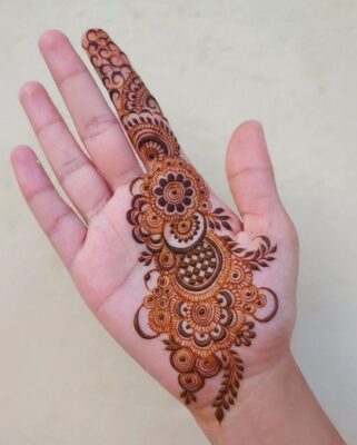 Front Hand Simple Mehndi Design looks attractive in photos