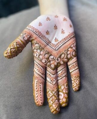 Front Hand Simple Mehndi Design looks beautiful in photos