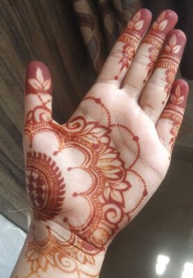 Front Hand Simple Mehndi Design looks beautiful in photos
