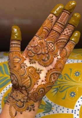 Front Hand Simple Mehndi Design looks beautiful in photos
