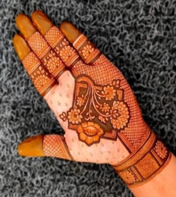 Front Hand Simple Mehndi Design looks beautiful in photos