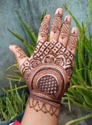 Front Hand Simple Mehndi Design looks clean and elegant