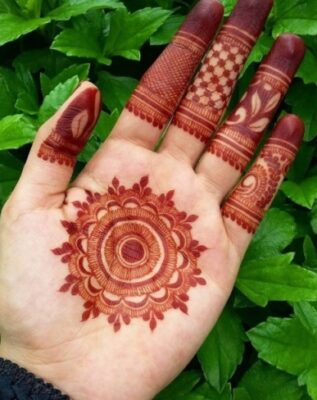 Front Hand Simple Mehndi Design looks clean and elegant