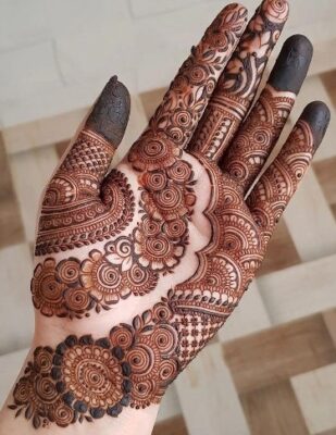 Front Hand Simple Mehndi Design looks elegant and clean