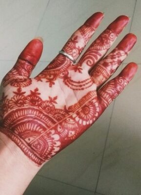 Front Hand Simple Mehndi Design looks modern and classy