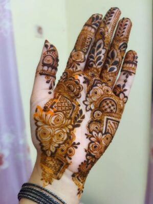 Front Hand Simple Mehndi Design matches every outfit