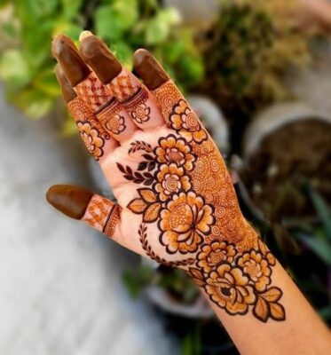 Front Hand Simple Mehndi Design matches every outfit